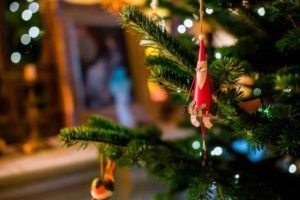 Read more about the article Christmas Grief and Loss: 5 Strategies to Help You Through the Holiday Season